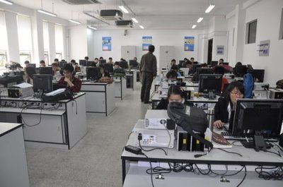 我院組織師生參觀校本部實驗教學中心，提升計算機軟件服務技能